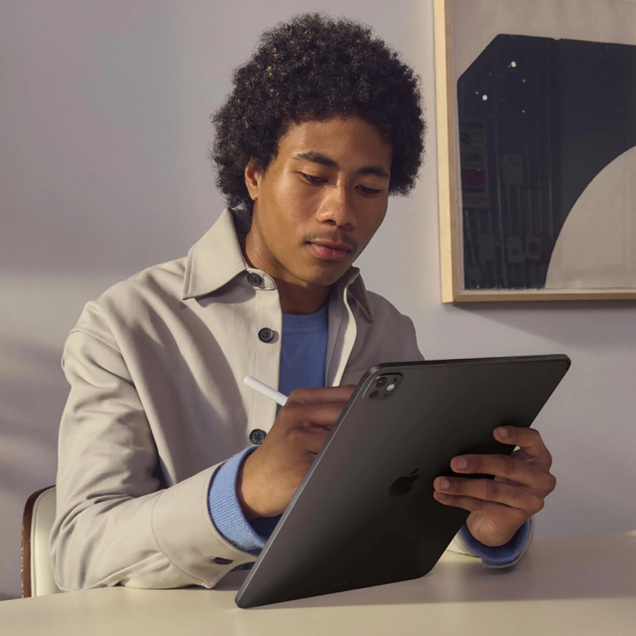 Apple iPad Pro 13 Pouces (M5) : Écran Ultra Retina XDR Verre Standard, 512 Go, Caméra Avant Horizontale 12 MP/Caméra arrière 12 MP, Wi-FI, Autonomie d’Une journée — Noir sidéral